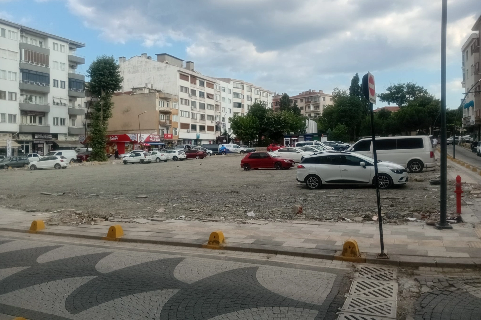 Ali Paşa &Ccedil;arşısı'nın yeri otopark oldu, toz sorunu başladı! G&ouml;zler belediyede