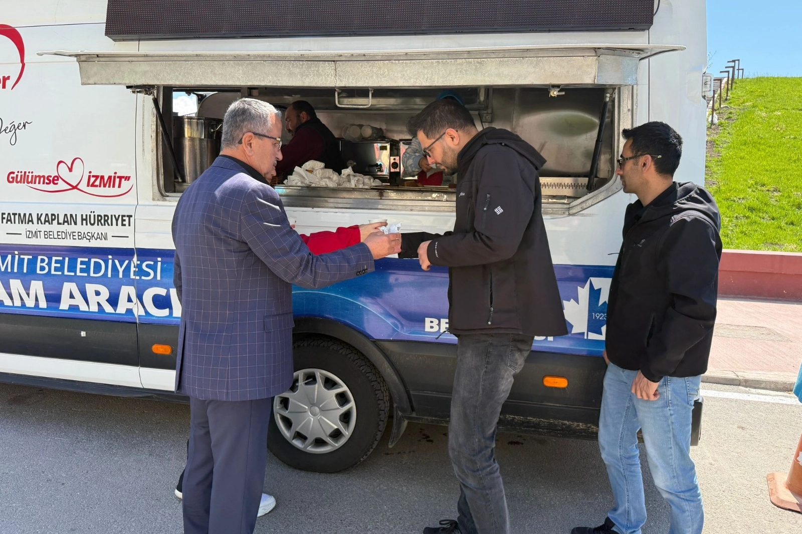 Kocaeli İzmit'te vatandaşlara sıcak ikram