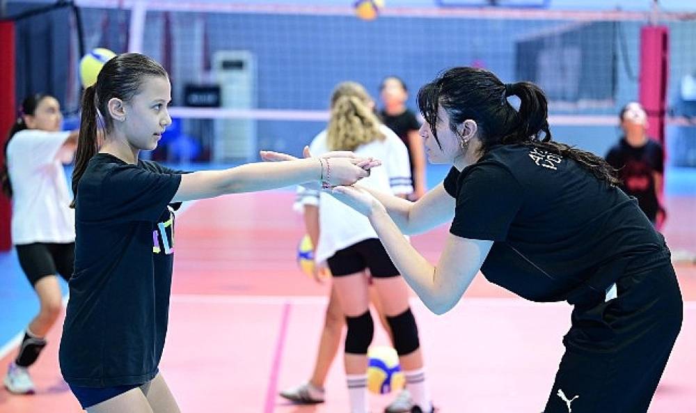 Başkan &Ccedil;er&ccedil;ioğlu'nun &Ccedil;alışmalarıyla Minik Sporcular Yaz Tatilinde Voleybolla Buluşuyor