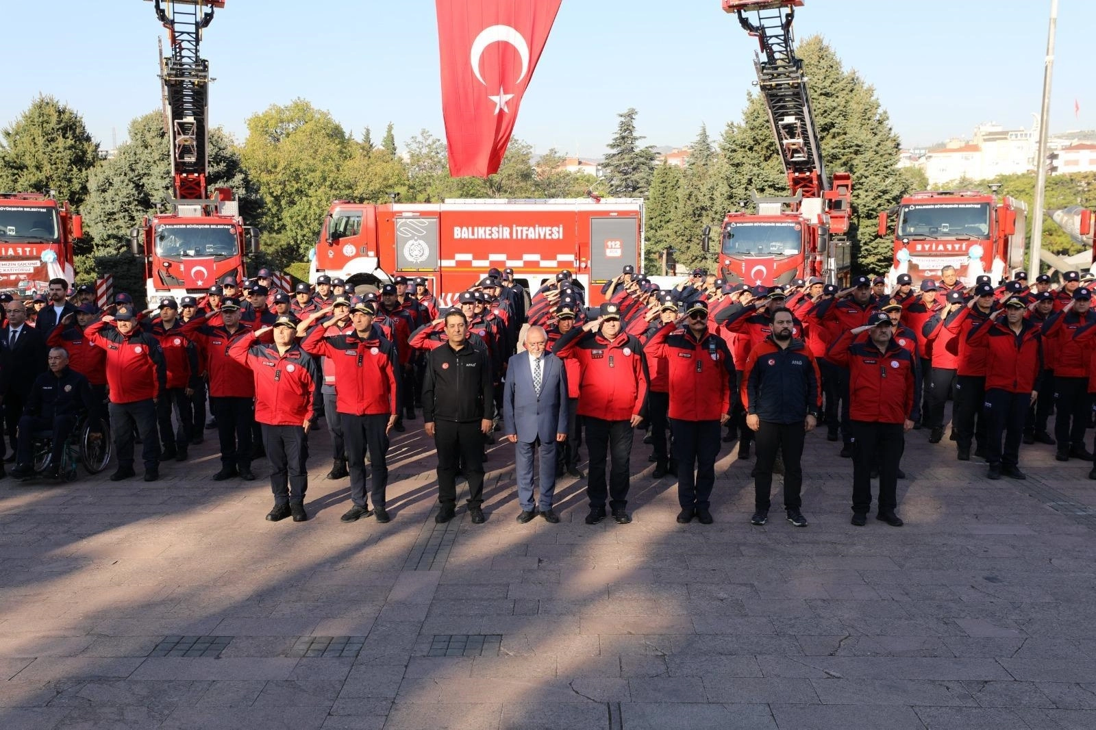 Balıkesir&rsquo;de kahraman itfaiyecilere anlamlı jest