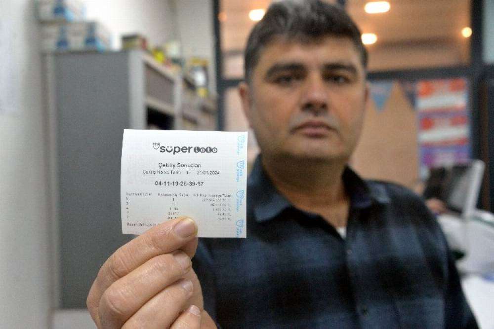 Rekor ikramiye talihlisi &ccedil;ekini aldı