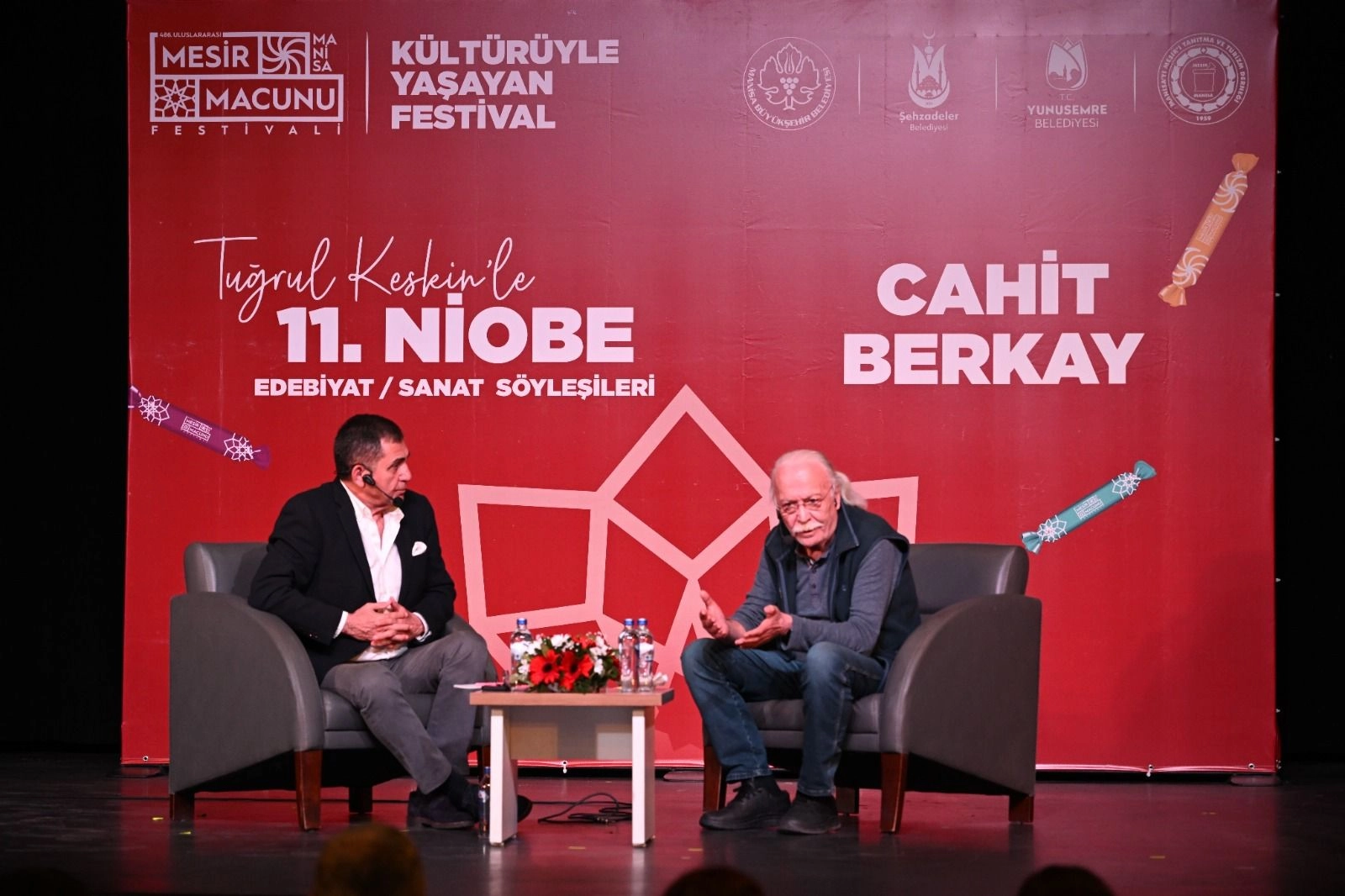 Usta sanat&ccedil;ı Cahit Berkay Manisalılarla buluştu