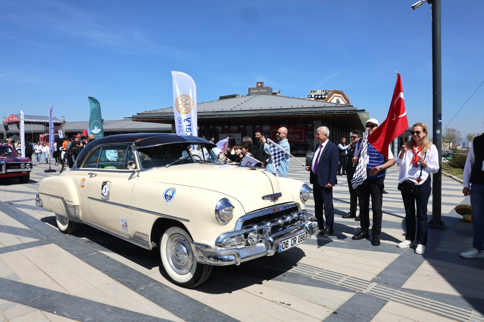 Klasik Otomobil Turu Bursa&rsquo;yı renklendirdi... 'Klasik'ler geleceğe umut oldu