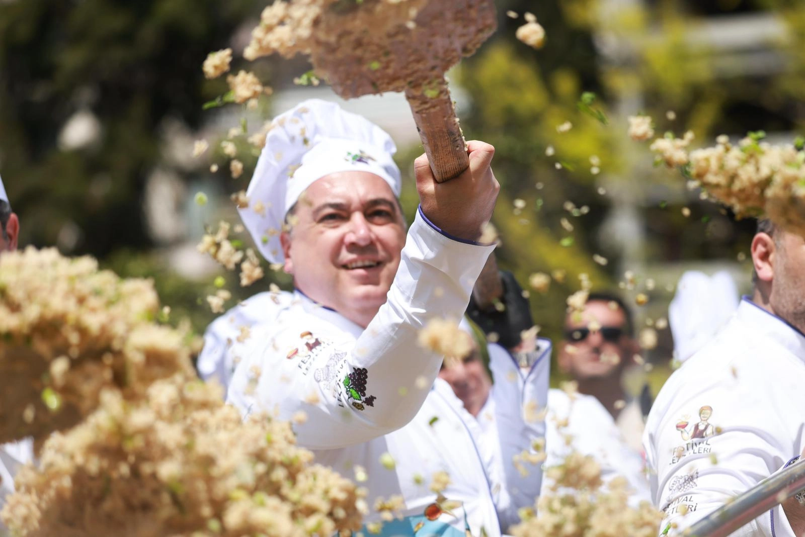 Manisa&rsquo;nın lezzetleri buluştu... Başkan Dutlulu, mesir baharatlı bahar pilavı pişirdi