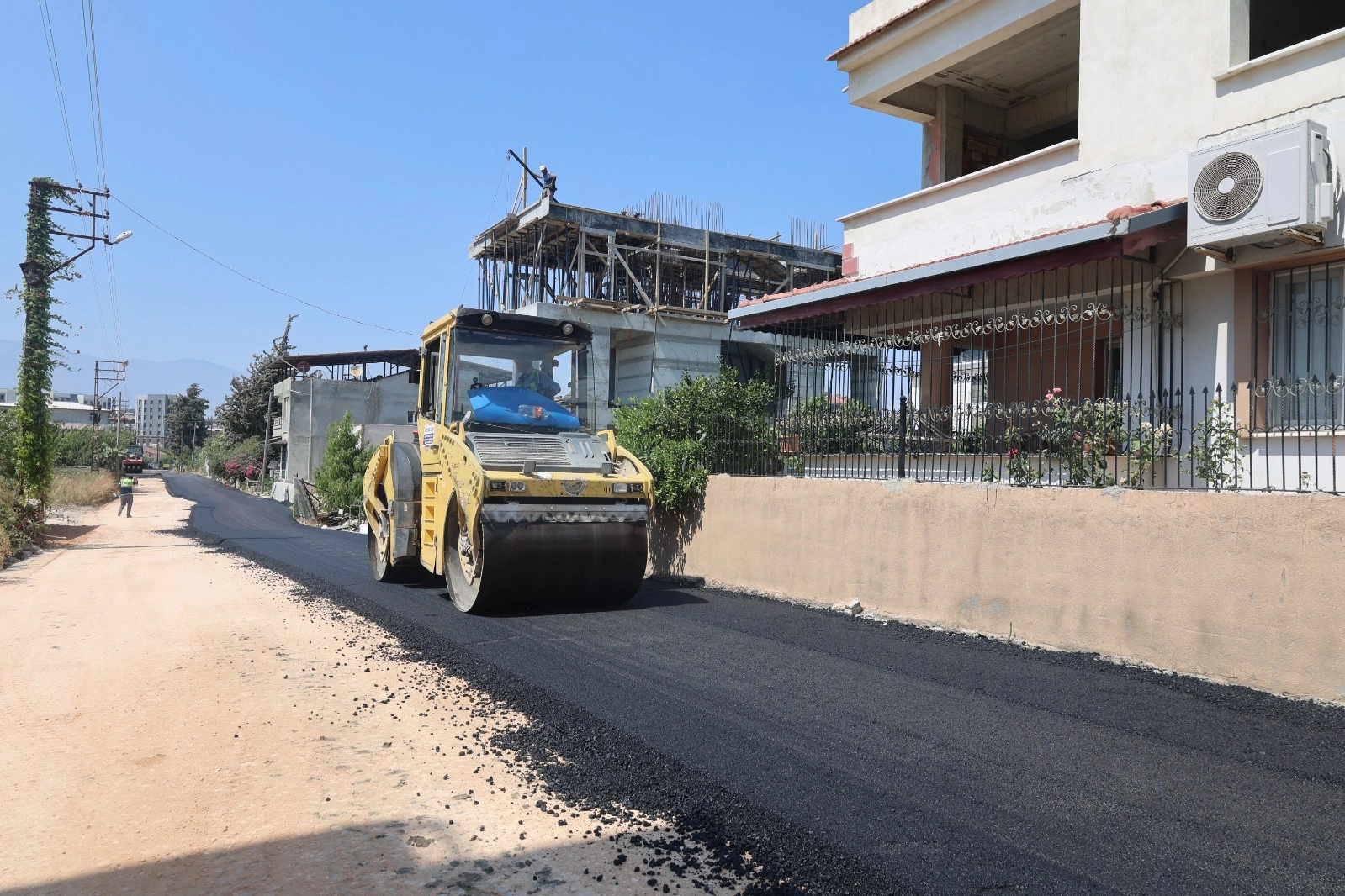 Hatay B&uuml;y&uuml;kşehir'den asfalt &ccedil;alışması