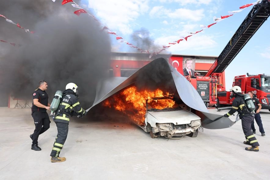 Elektrikli ara&ccedil; yangınına b&ouml;yle m&uuml;dahale ettiler