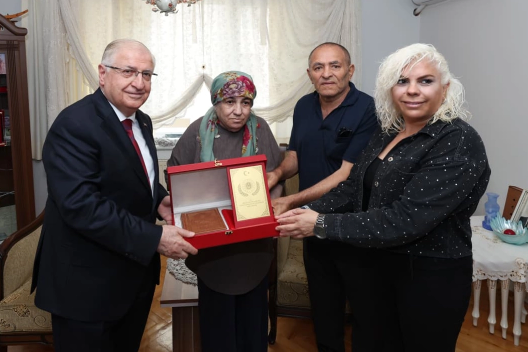 Bakan G&uuml;ler, şehit Er Alaattin Bulu&ccedil;&rsquo;un ailesini ziyaret etti