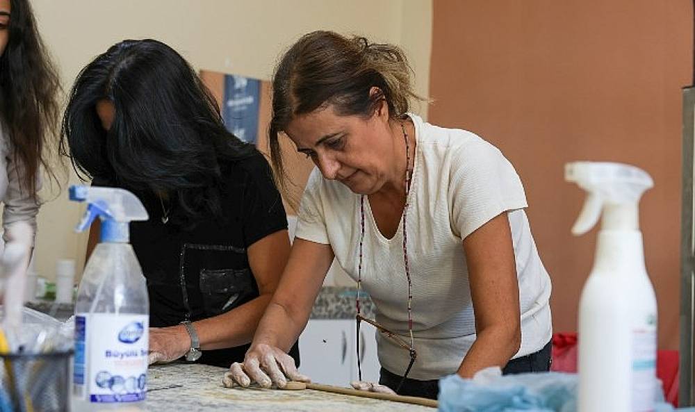 Aydın B&uuml;y&uuml;kşehir Belediyesi Kadın Yaşam At&ouml;lyesi'nde Eğitimler S&uuml;r&uuml;yor