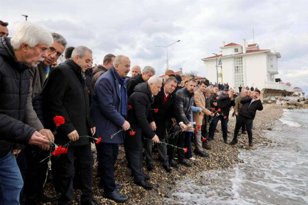 Bursa Mudanya'da m&uuml;badiller anısına denize karanfil