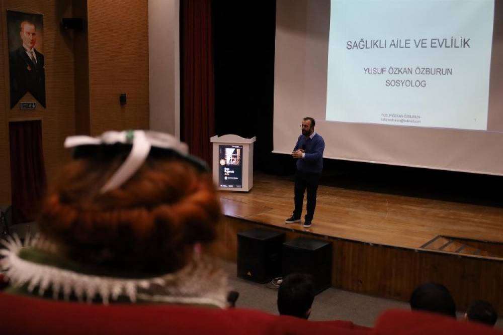 Sakarya'da 'g&uuml;&ccedil;l&uuml; aile' konuşuldu