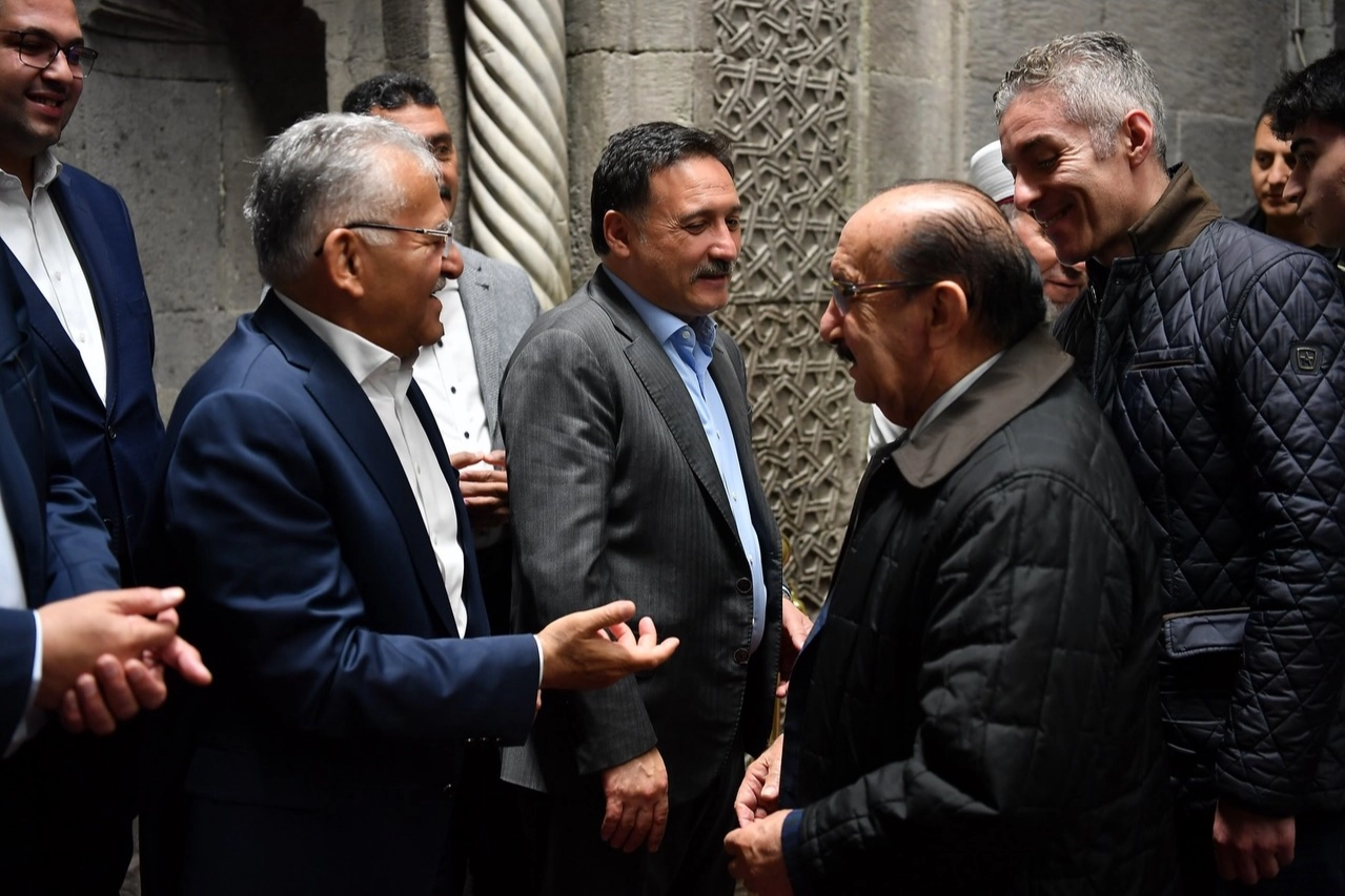 Memduh B&uuml;y&uuml;kkılı&ccedil; &ccedil;ocukların bayram sevincine ortak oldu