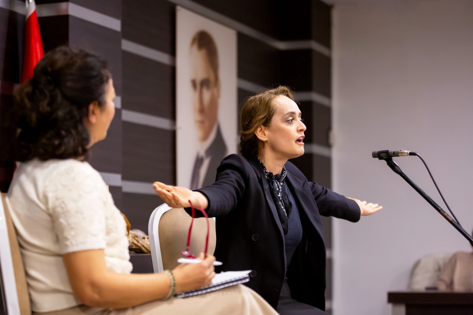 İzmir Narlıdere&rsquo;de D&uuml;nya Tiyatrolar G&uuml;n&uuml;&rsquo;nde Afife Jale anıldı