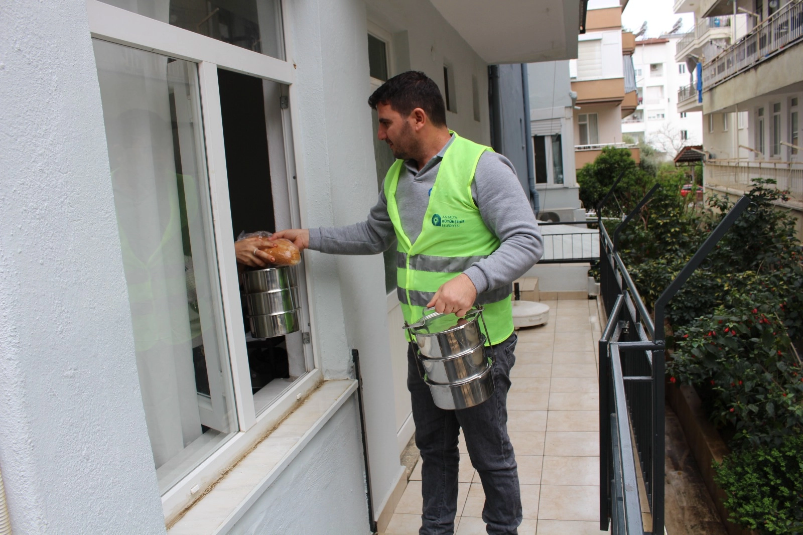 Antalya&rsquo;da aşevi desteği b&uuml;y&uuml;yor... 2025&rsquo;te 259 bin porsiyon yemek dağıtıldı