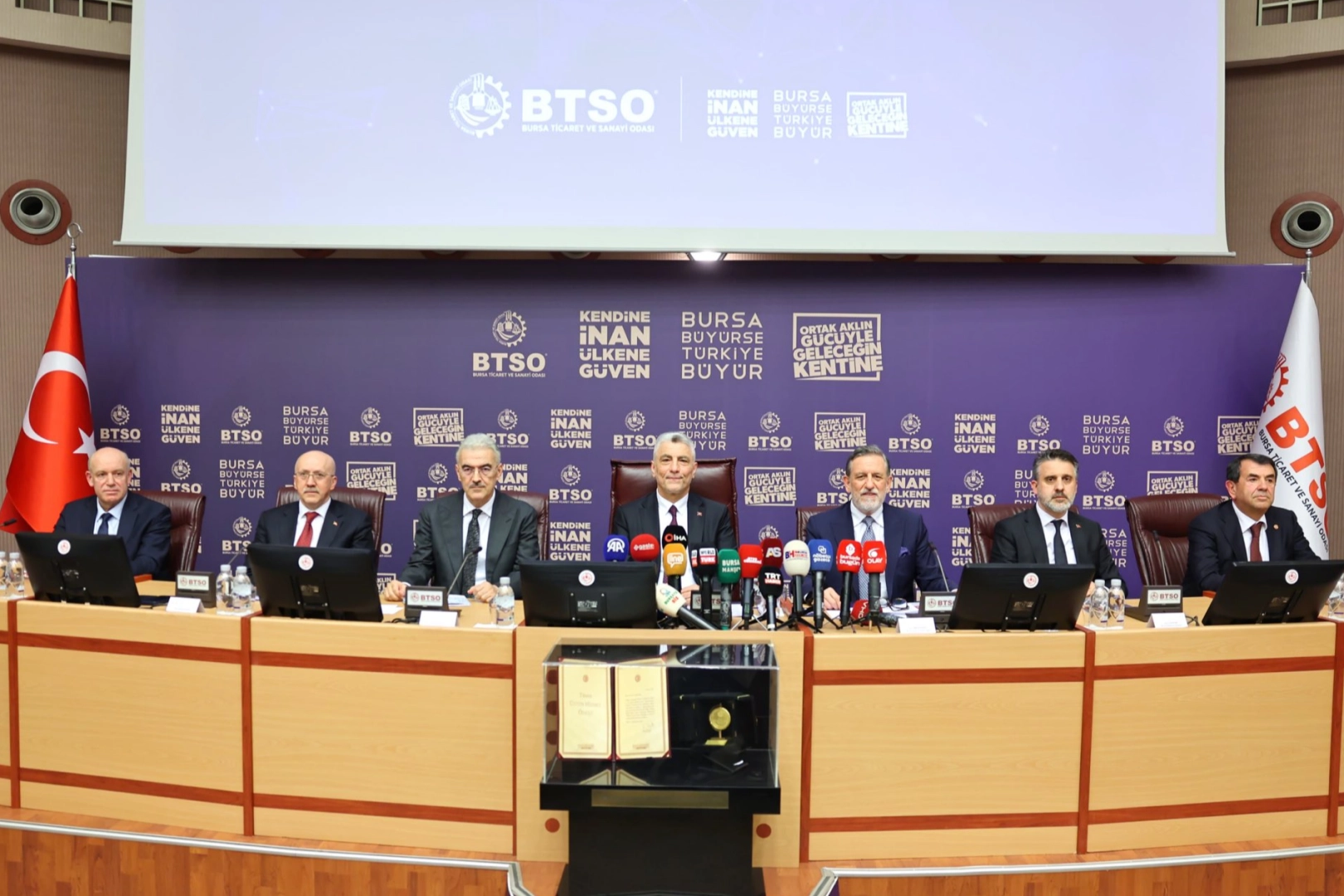 Bakan Bolat Bursa&rsquo;da ekonomi mesajı verdi... İhracatta tarihi rekor kırdık