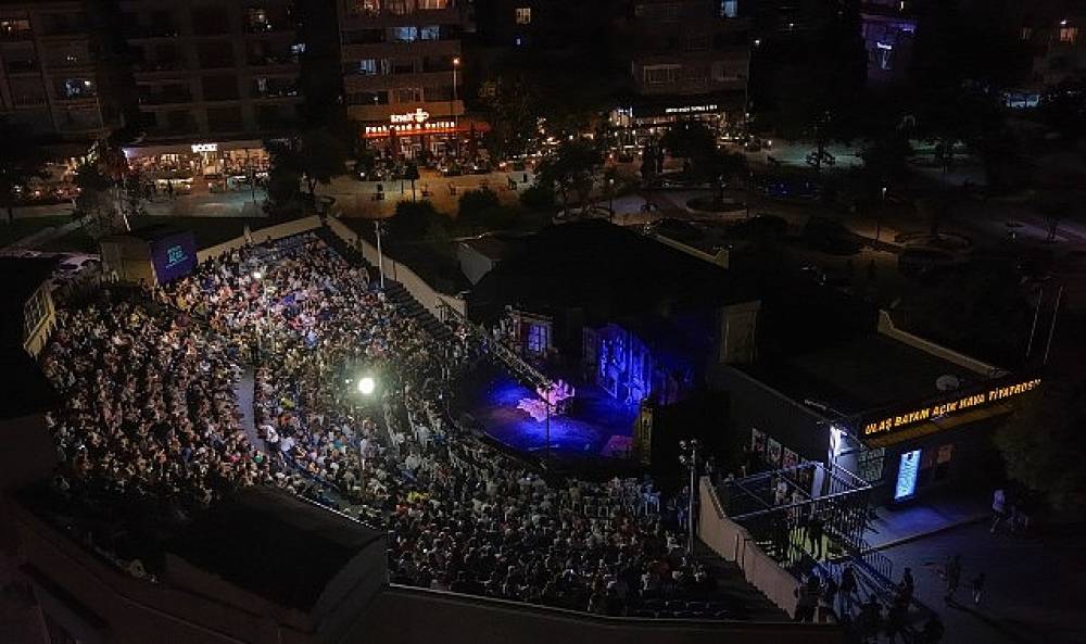 Şafak Sezer'in Yeni Oyunu &ldquo;Karanlıkta Kumpas" Aliağa'da Perde A&ccedil;tı