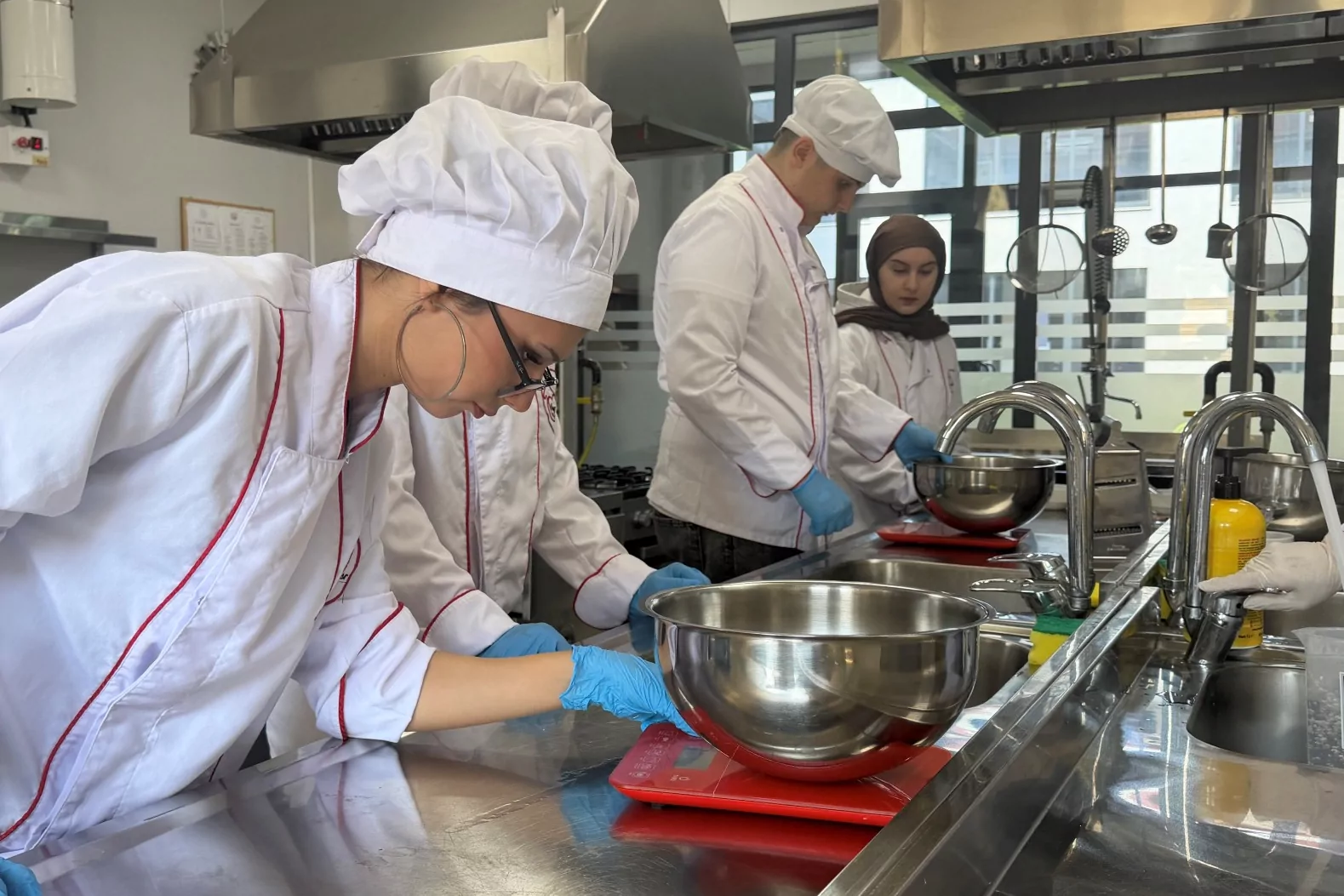 Donanımlı gen&ccedil;ler Gebze Beyaz Kalpler'de yetişiyor