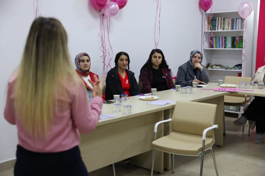 Pembe farkındalıkla erken teşhise g&uuml;&ccedil;l&uuml; vurgu