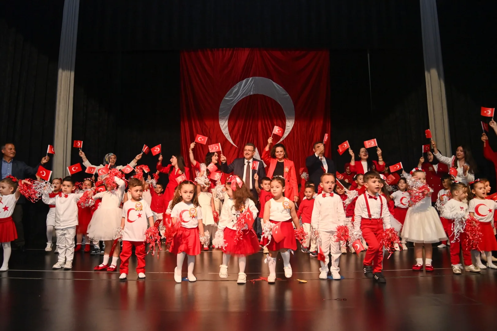 Başkan Gen&ccedil;, miniklerin Cumhuriyet coşkusuna ortak oldu