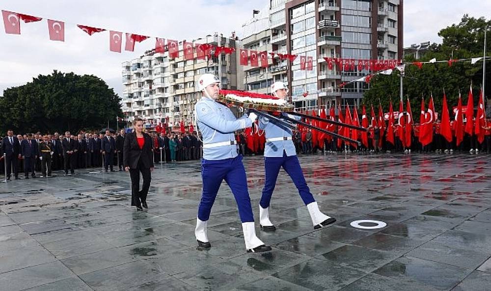 Cumhuriyet Bayramı kutlamaları &ccedil;elenk sunma t&ouml;reniyle başladı