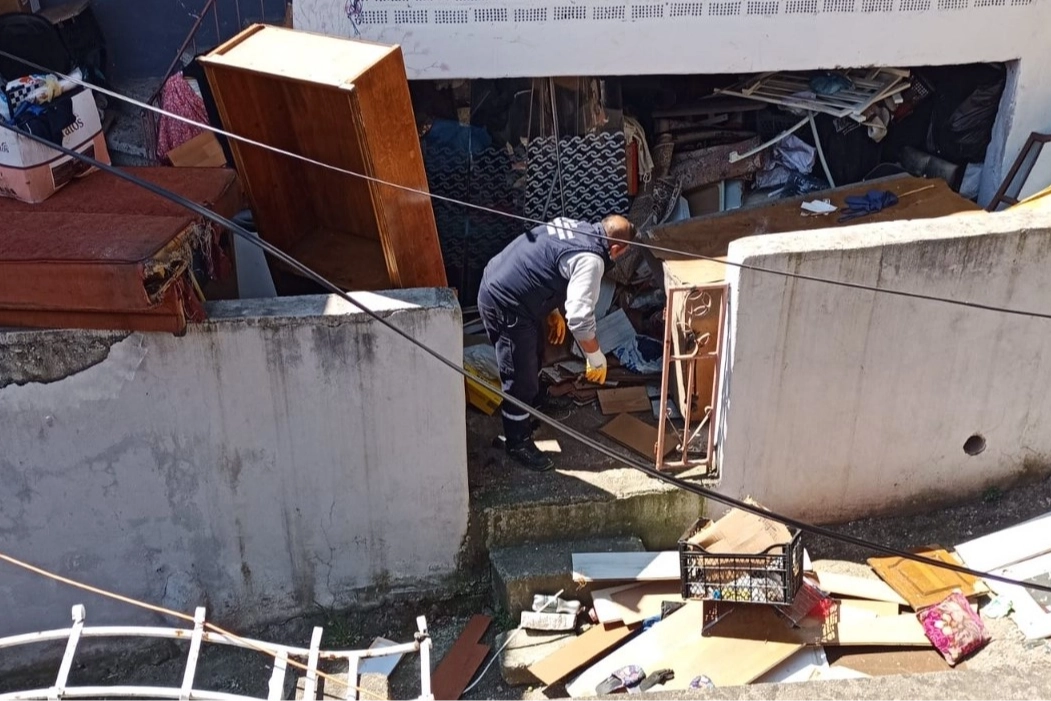 İzmit'te belediyeden &ccedil;&ouml;p eve m&uuml;dahale