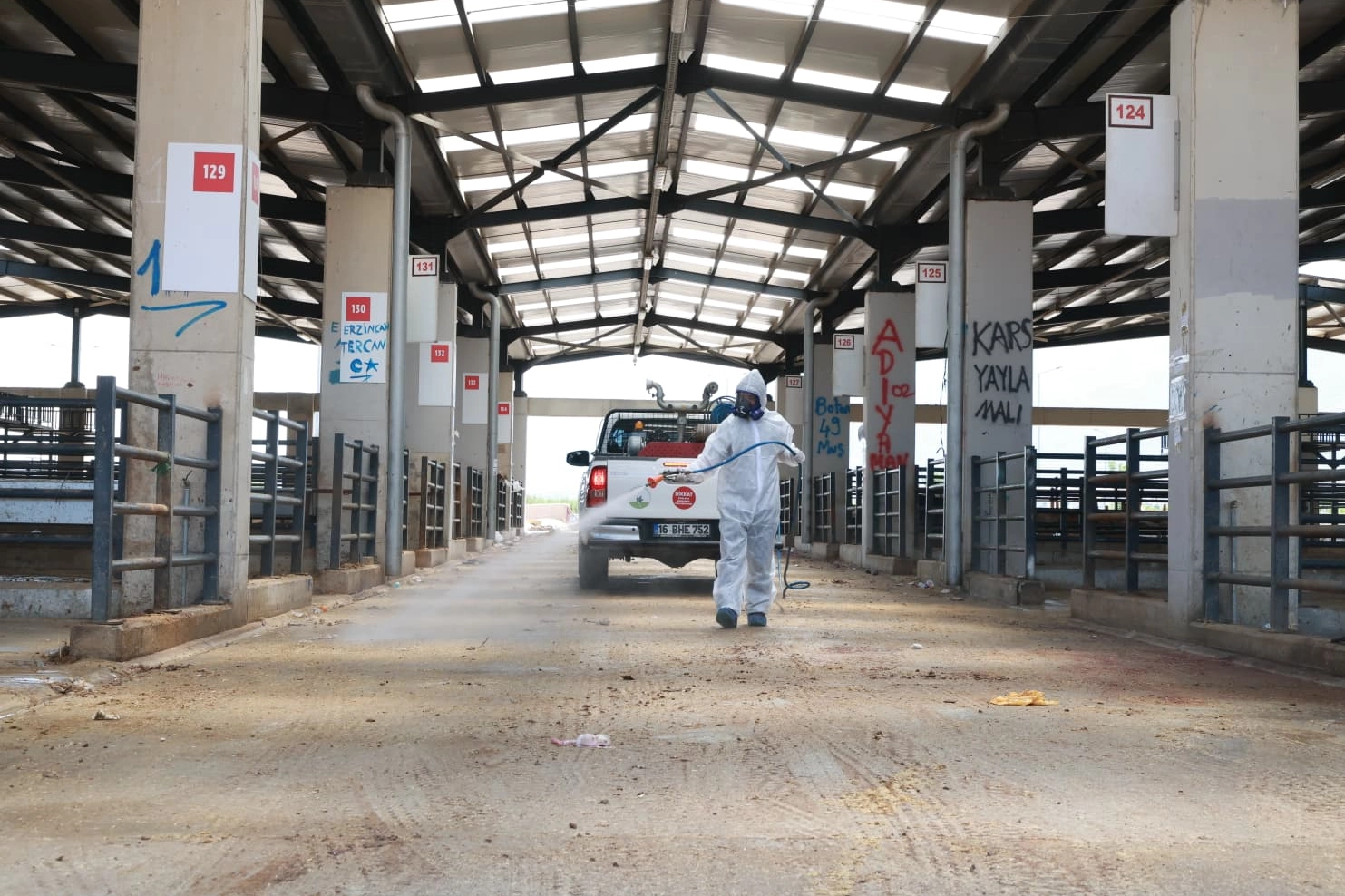 Osmangazi&rsquo;de kurban pazarları ila&ccedil;lanarak dezenfekte edildi