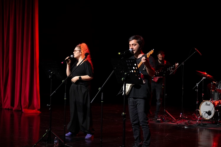 Mersin'de LGS'ye hazırlanan &ouml;ğrenciler stresi konserle attı