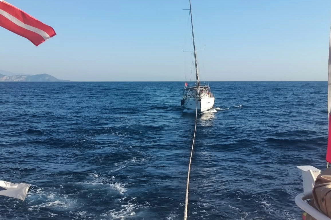 Fethiye a&ccedil;ıklarında s&uuml;r&uuml;klenen teknedeki 5 kişi kurtarıldı