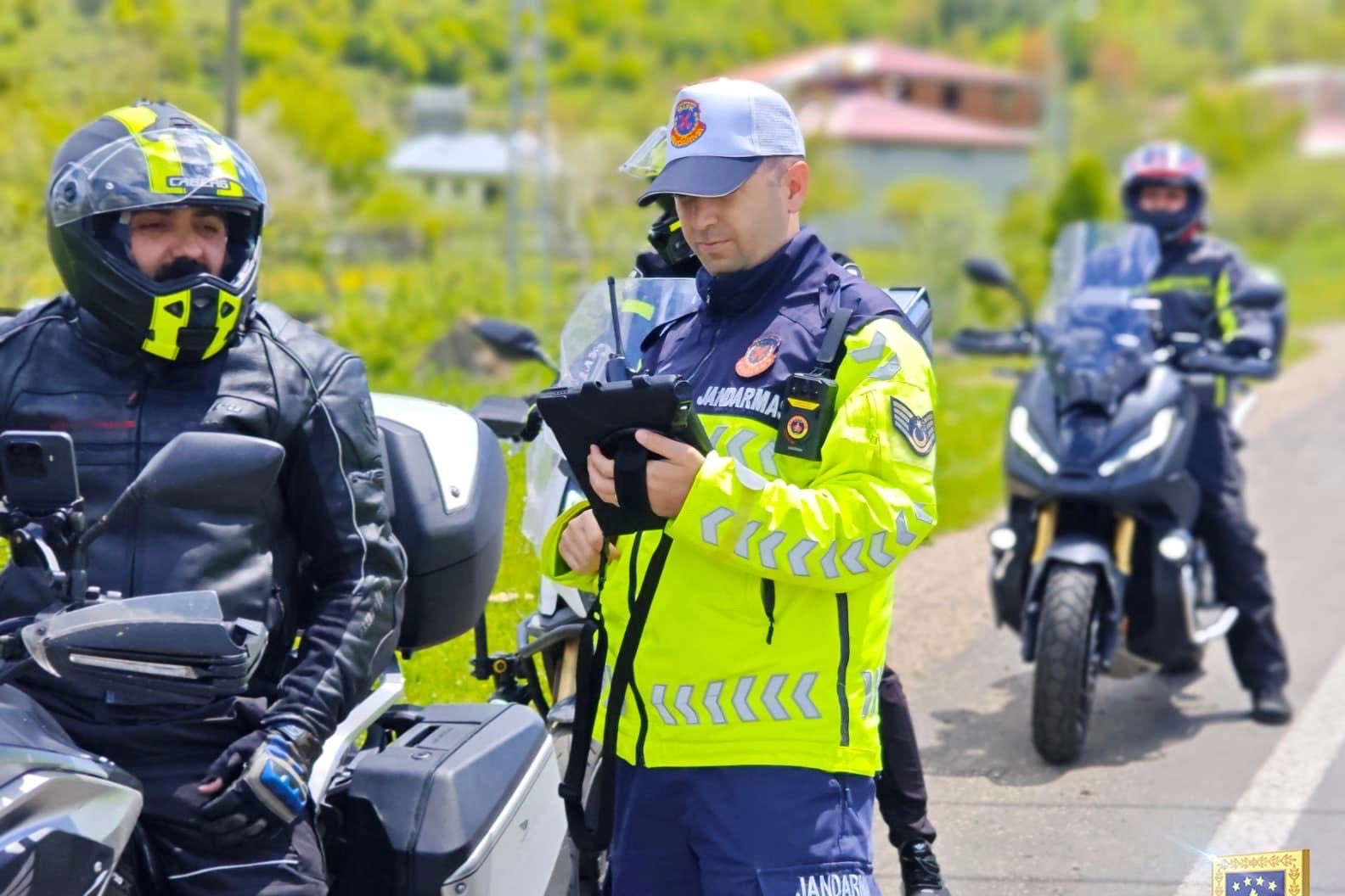 Jandarma d&ouml;n&uuml;ş yolunda denetimleri aralıksız s&uuml;rd&uuml;r&uuml;yor