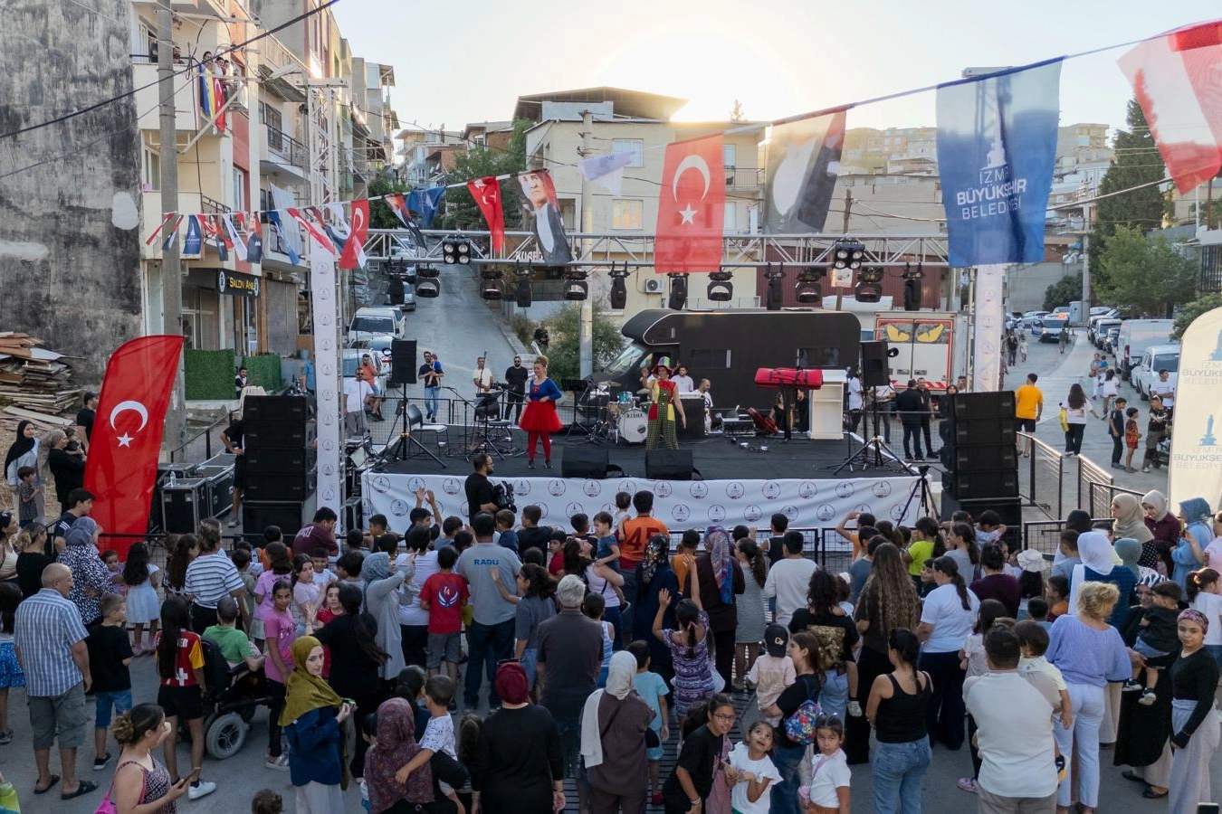 İzmir'de mahalle k&uuml;lt&uuml;r&uuml; yeniden canlanıyor